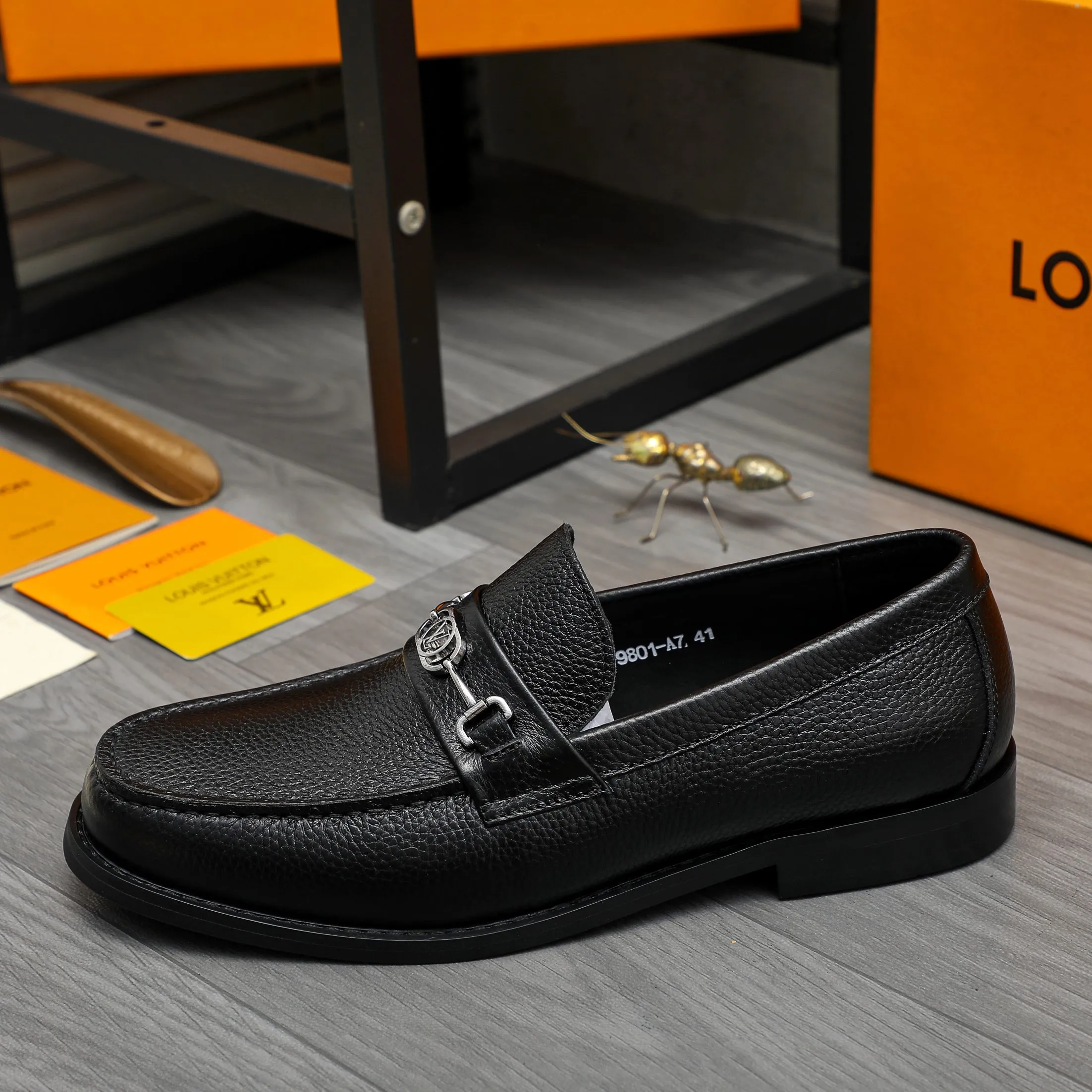 Men's shoes 💰p460 Product trademark: LV (Louis Vuitton) business slip-on leather shoes. Regular size: 38-45 (45 is custom-made and non-returnable) Product materials: Selected high-quality pebbled cowhide upper, cowhide lining, original rubber outsole